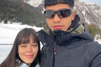 Una joven argentina de 23 años fue apuñalada por su pareja en un hotel de Italia: se tiró por las escaleras y sobrevivió