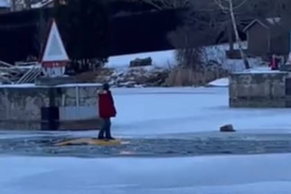 Una joven canadiense estuvo cerca del agua congelada, sin embargo, optó por quedarse tranquila y sacarse selfies.