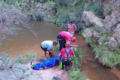 Una joven cayó desde una altura de 30 metros y se encuentra grave.