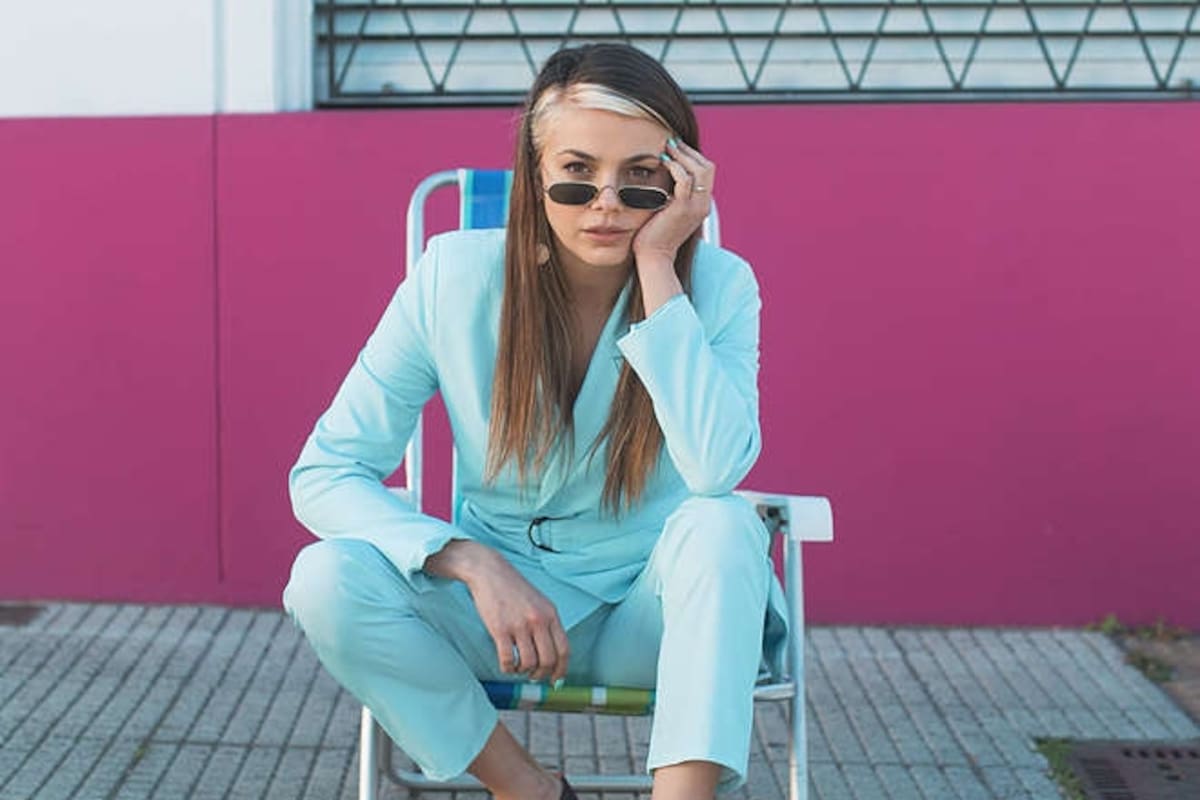 Una joven con anteojos