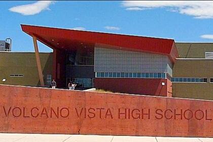 Una joven de 16 años resultó herida con una espada en la escuela Volcano Vista High School de Albuquerque