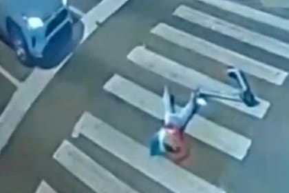 Una joven de 18 años resultó herida en Memphis, Tennessee, luego de caer de un monopatín eléctrico y ser atropellada por un vehículo que avanzó sin verla