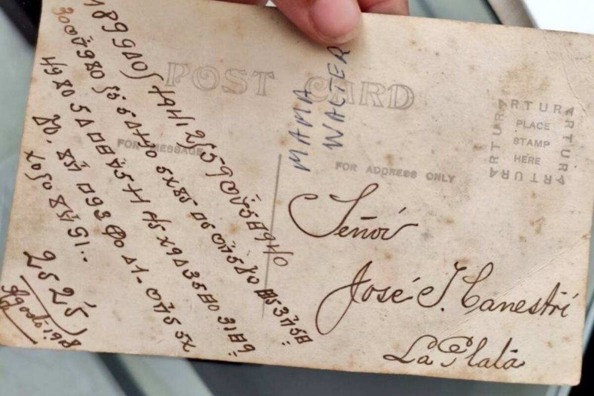 Una joven de La Plata encontró una foto de sus bisabuelos con un código secreto y pide ayuda para descifrarlo
