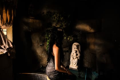 Una joven del barrio El Cementerio, afirma que las pandillas la ayudaron a pagar el funeral de su hija