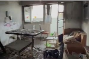 Una joven denunció que su iPhone explotó mientras estaba sobre la cama y provocó un incendio en su departamento