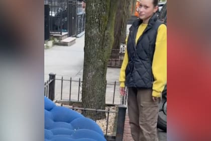Una joven encontró el sofá "de sus sueños" mientras caminaba por Nueva York y no dudó en recuperarlo para su hogar