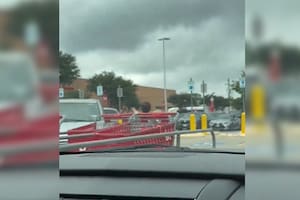 Una joven fue al supermercado y se olvidó de su bebé (Captura video)