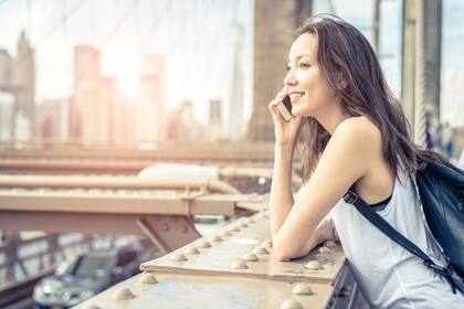 Una joven habla por teléfono en Nueva York (Archivo)