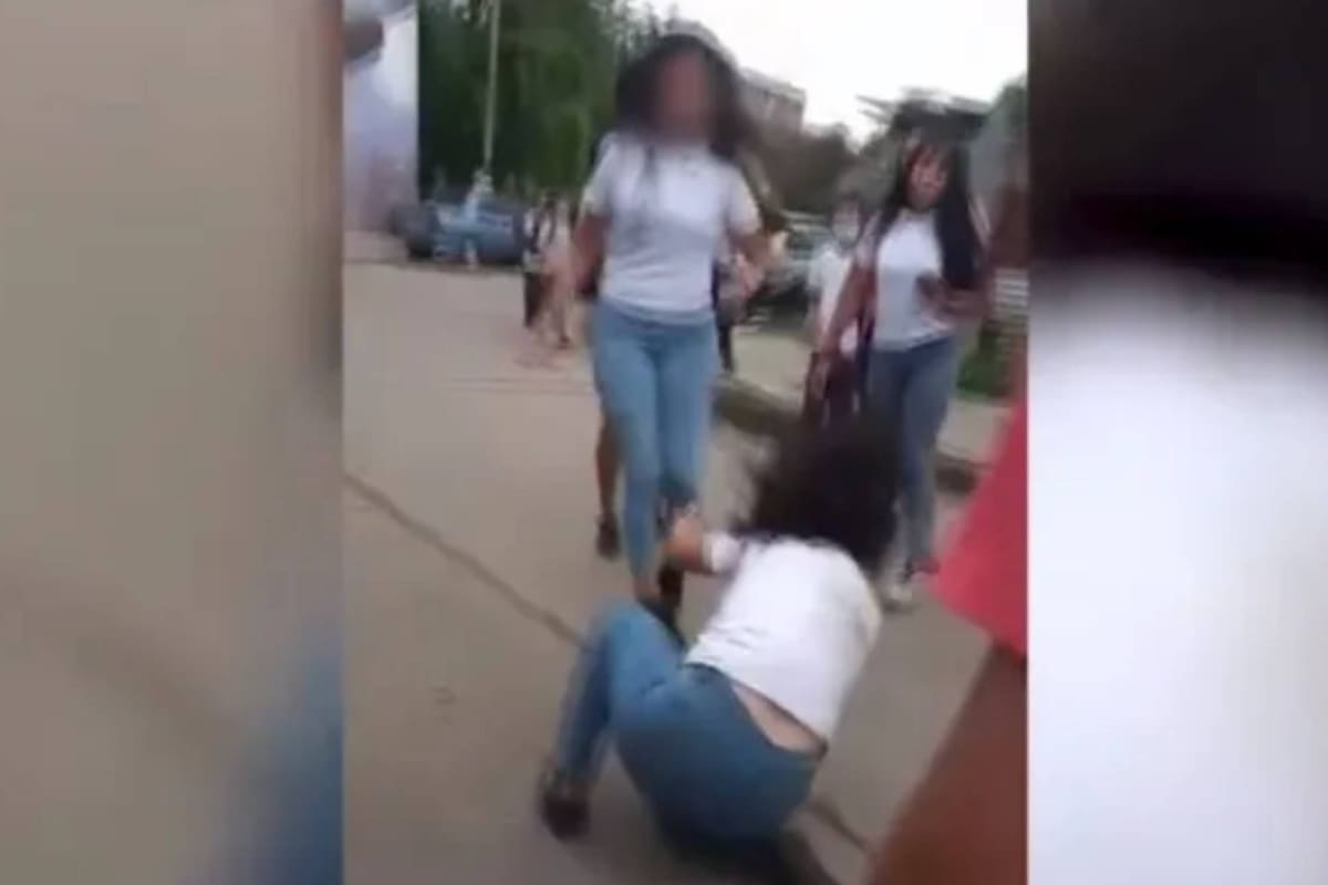 Una joven le pegó una patada en la cara a otra