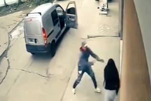 Una joven se resistió a que le robaran el celular y los ladrones la arrastraron unos metros con el auto