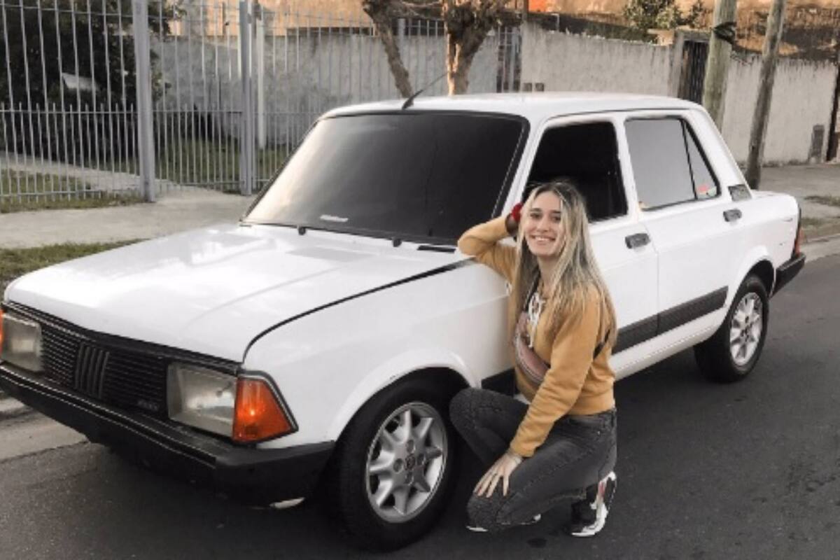 Una joven mostró el auto usado que se compró después de mucho esfuerzo y se encontró con burlas por el modelo del vehículo.