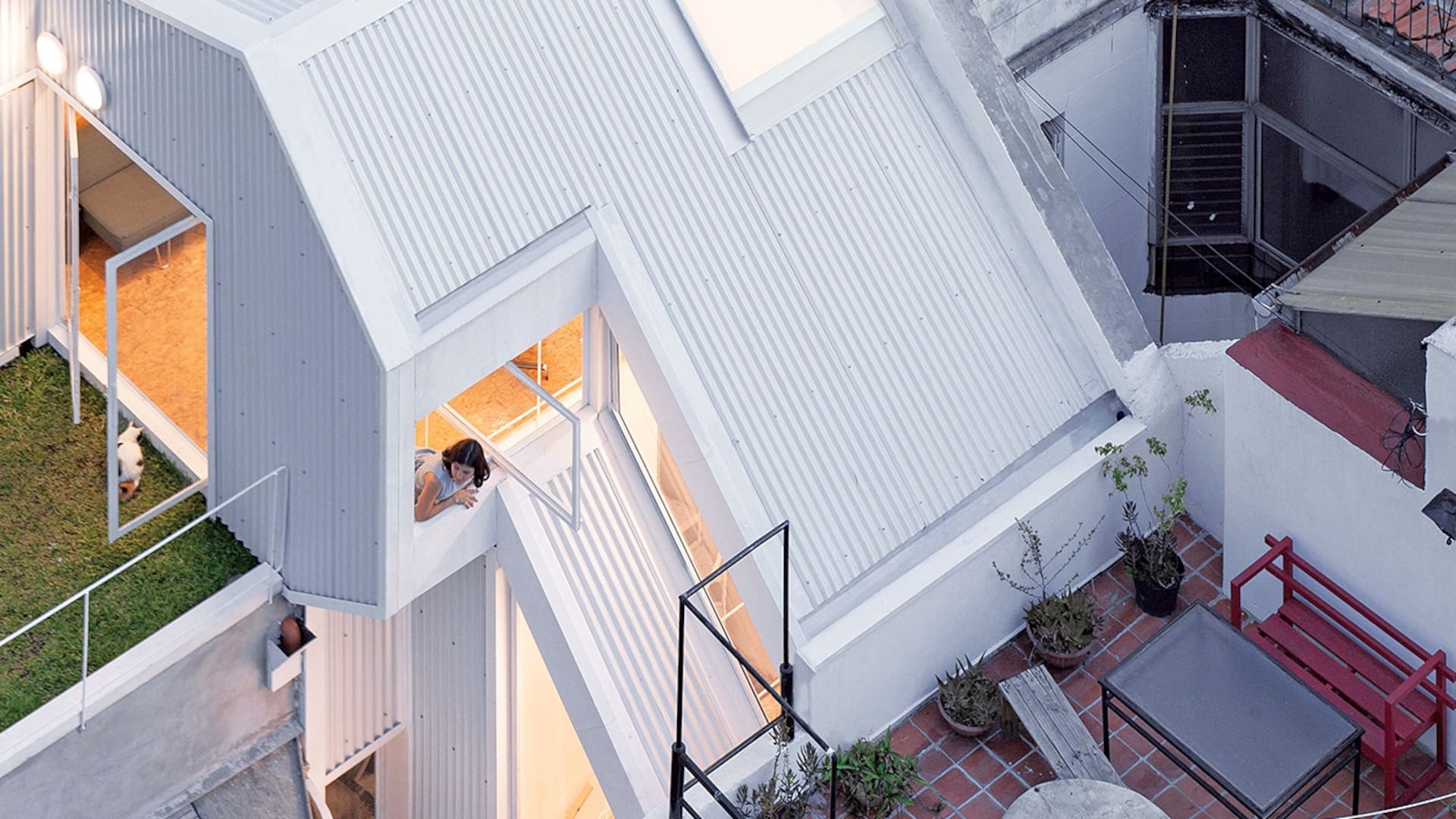Una joven pareja de arquitectos dio en el blanco con su primera obra: la reforma de un PH que se eleva desde el medio de la manzana para conquistar su propio pedazo de cielo.