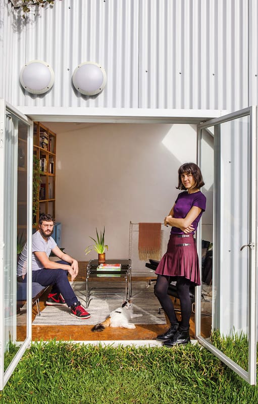 Una joven pareja de arquitectos dio en el blanco con su primera obra: la reforma de un PH que se eleva desde el medio de la manzana para conquistar su propio pedazo de cielo.
