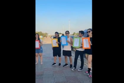 Una joven rechazó la romántica propuesta (Captura video)