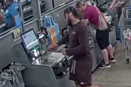 Una joven reveló que cada vez más gente deja comida en las cajas de Walmart porque no puede pagarla