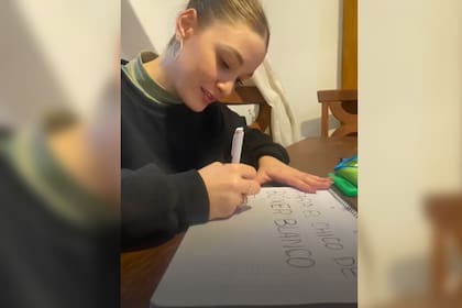 Una joven tuvo una particular idea para contactar al chico del que se enamoró (Captura video)