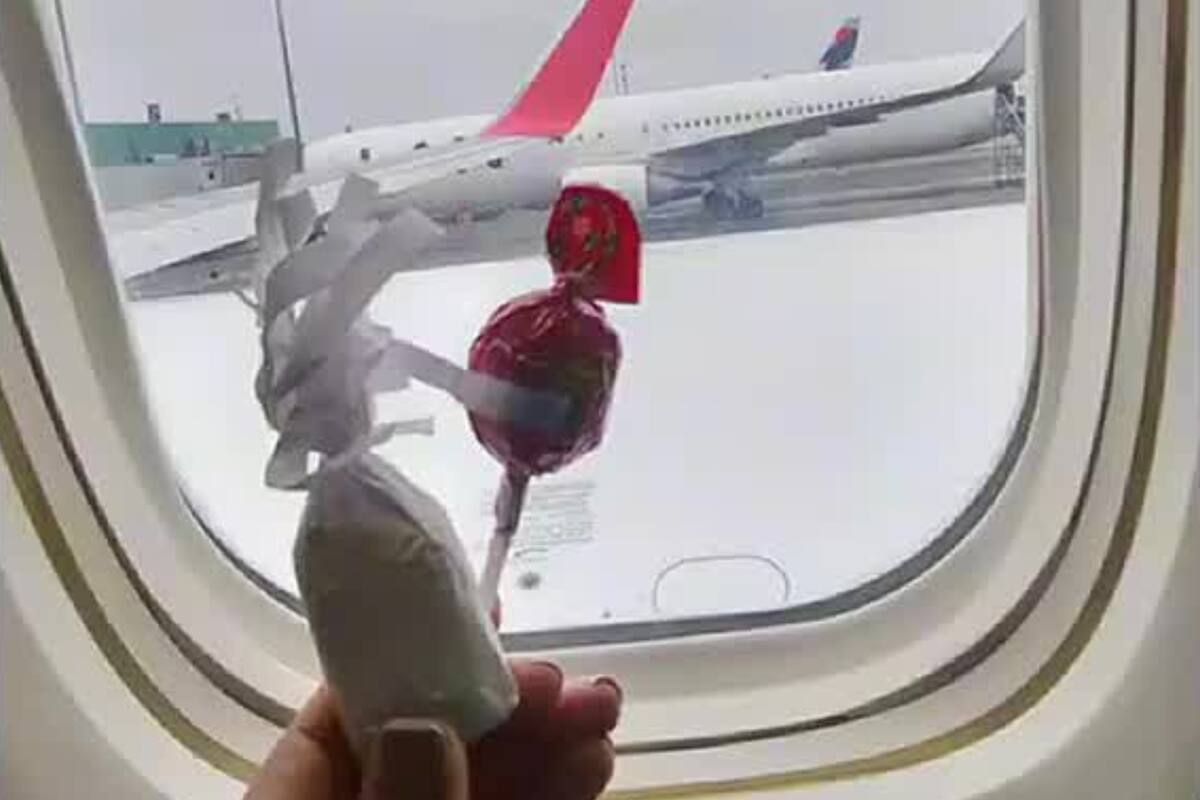 Una joven viajó en avión cuando se encontró con algo inesperado