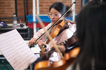 Una joven violinista de la Orquesta Ópera Villera durante un ensayo del proyecto musical que nació en el Bajo Flores