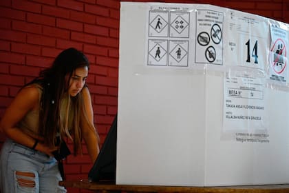 Una joven vota en Paraguay