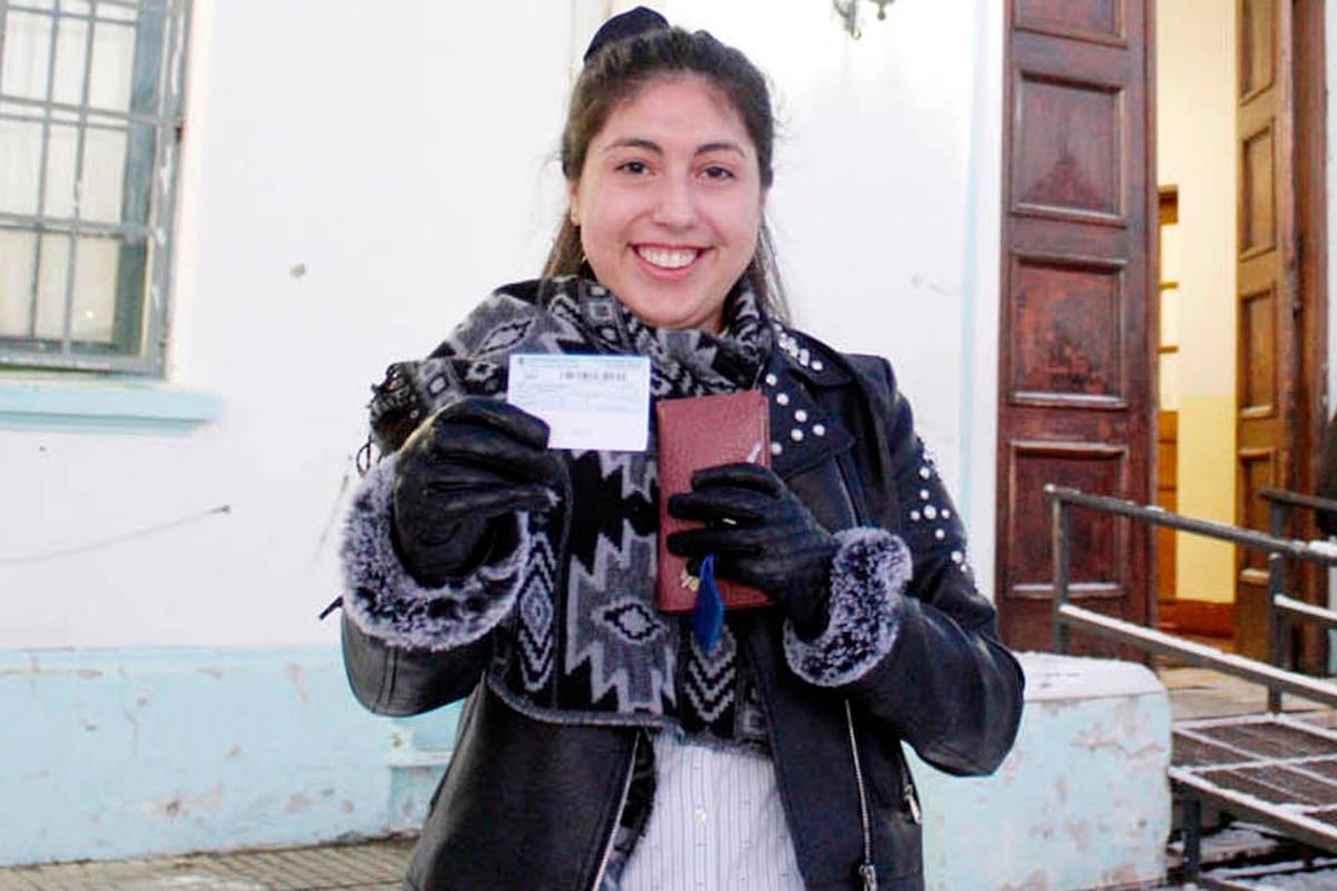 Una joven votando en Río Gallegos