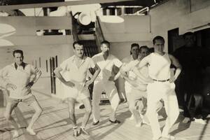 Una joya fotográfica: el entrenamiento sobre la cubierta del Bremen: de Jack Nelson (coach), Luis Duggan, Roberto y Diego Cavanagh y Andrés Gazzotti