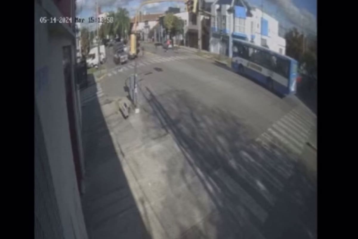 Una jubilada de La Plata fue atropellada por una moto que la chocó y huyó, ahora lucha por su vida