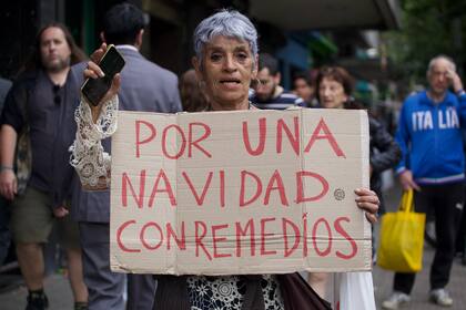 Una jubilada se acercó a protestar a la puerta del teatro