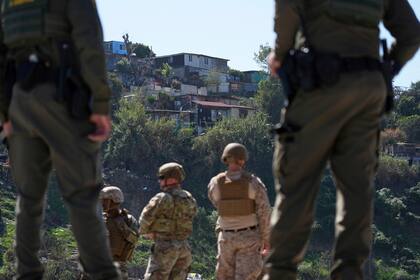 Una jueza federal ordenó restringir las detenciones de migrantes si no existe sospecha razonable o una orden judicial previa, tras un operativo en California que generó denuncias por discriminación