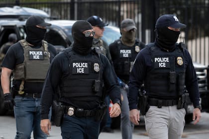 Una jueza federal suspendió las disposiciones de la ley de Nueva York que prohibían a los agentes del ICE usar mascarillas durante los operativos migratorios