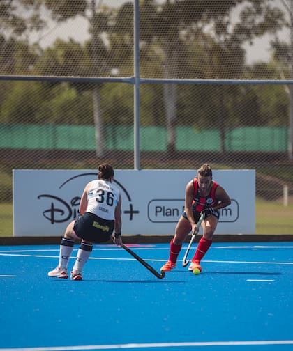 Una jugadora de San Lorenzo conduce en el partido ante Banco Nación