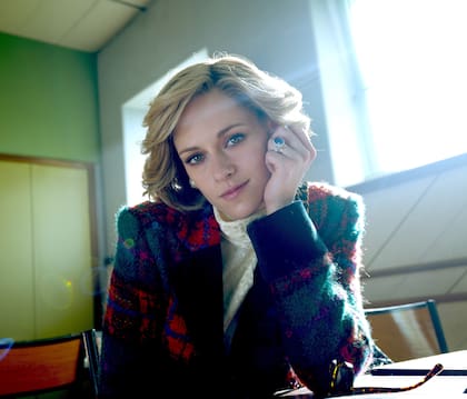 Una Kristen Stewart irreconocible en el rol de la princesa Diana en el film Spencer (2021)