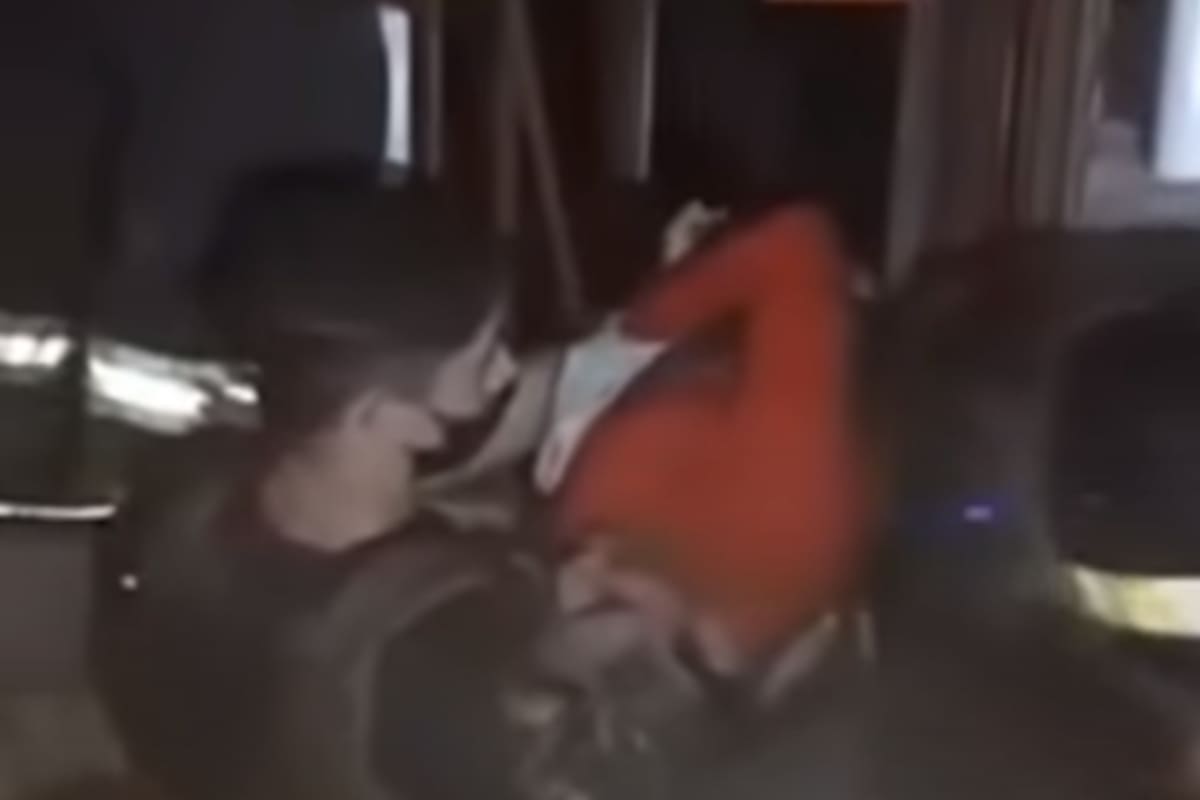 Una ladrona embarazada quedó atascada entre las rejas de una ventana de un club y debió ser rescatada por los bomberos