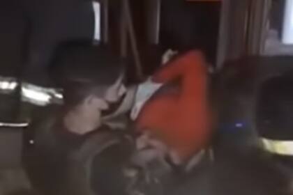 Una ladrona embarazada quedó atascada entre las rejas de una ventana de un club y debió ser rescatada por los bomberos