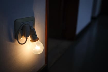 Una lámpara encendida en la oscuridad