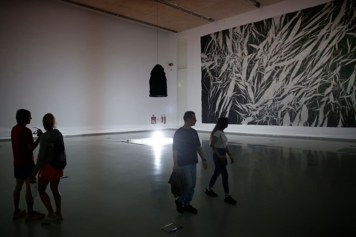 Una lámpara es el centro de atención de "Qué parte de quién", exposición del artista Eduardo Basualdo en Museo MAR
