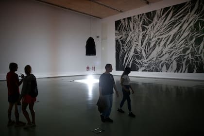 Una lámpara es el centro de atención de "Qué parte de quién", exposición del artista Eduardo Basualdo en Museo MAR