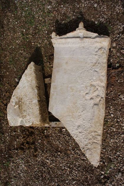 Una lápida de mármol perteneciente a una tumba del período helenístico griego (Ministerio de Cultura de Grecia)