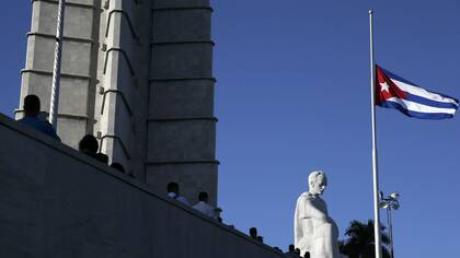 Una larga caravana de ofrendas frente al monumento de José Martí dio la despedida a Castro