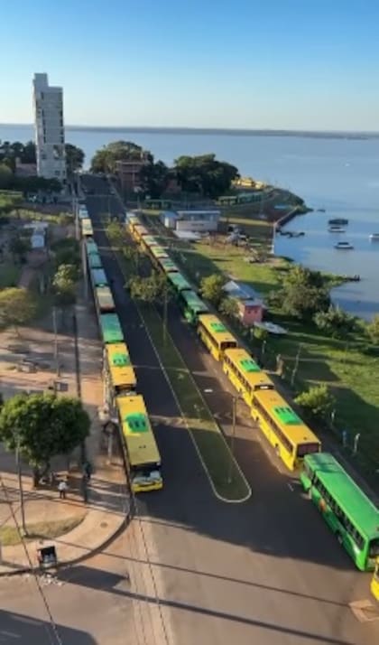 Una larga cola de colectivos que se utilizaron para trasladar militantes de los barrios y también de pueblos del interior a la marcha oficialista frente a la Legislatura.