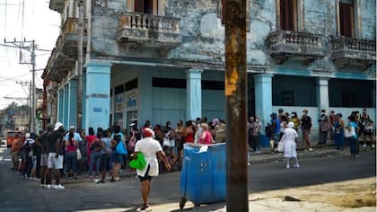 Una larga cola en La Habana. Los medios oficiales admiten que hay problemas, pero dicen que no se solucionan con protestas