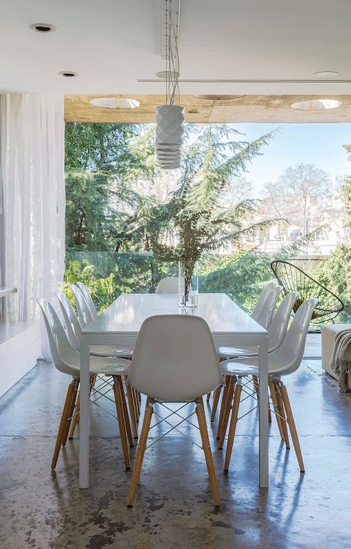Una larga conversación entre profesionales y clientes de cara a un espacio concreto no solo logró darle a este departamento la escala de una casa, sino incluir, dentro de la sencillez de sus líneas, las cosas que sencillamente les dan felicidad.