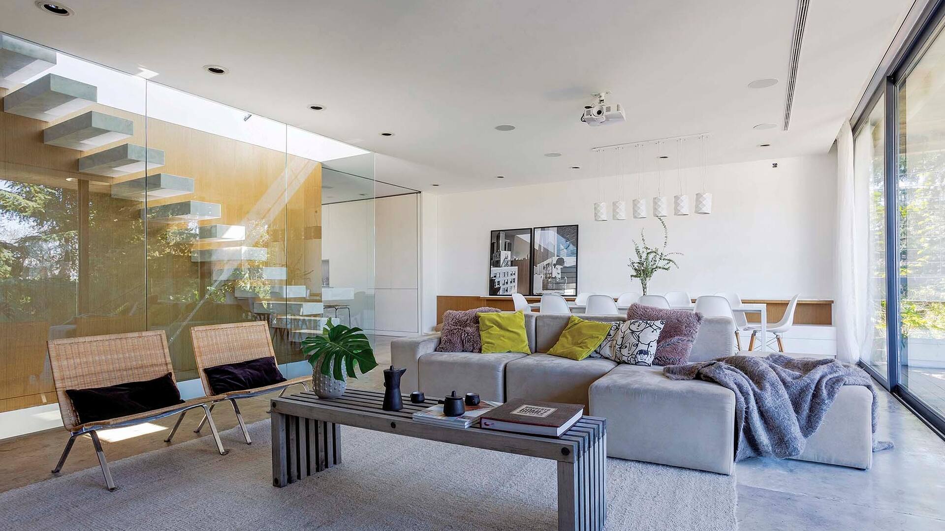 Una larga conversación entre profesionales y clientes de cara a un espacio concreto no solo logró darle a este departamento la escala de una casa, sino incluir, dentro de la sencillez de sus líneas, las cosas que sencillamente les dan felicidad.