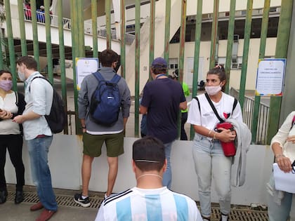 Una larga espera para los hinchas a la búsqueda de un ticket para Argentina-Brasil