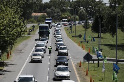 Una larga fila de autos, ómnibus y camiones, anteayer, en un control policial en la ruta 2