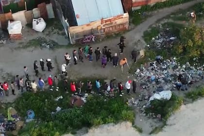 Una larga fila de compradores de droga fue grabada por la Policía en Villa Fiorito