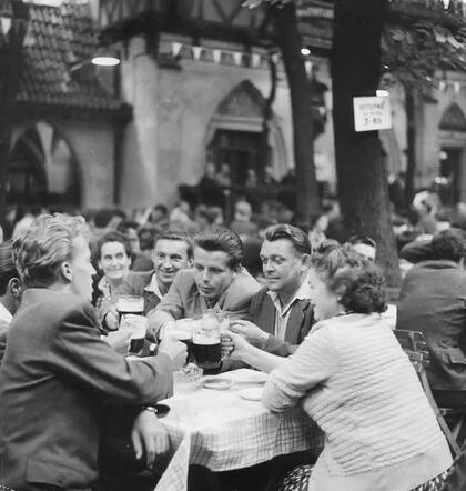 Una larga tradición: la cerveza es un elemento intrínseco de la cultura checa. (Jardín de cerveza checo circa 1945)
