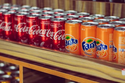 Una lata de 350 mililitros de Coca-Cola contiene 39 gramos de azúcar.
