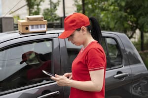 Una latina recomendó una aplicación de entregas para tener un ingreso extra
