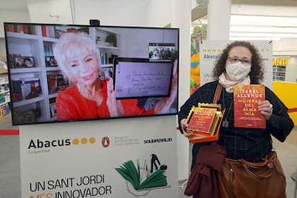 Una lectora celebra feliz que pudo dialogar con Isabel Allende y llevarse un libro autografiado a pesar de la pandemia