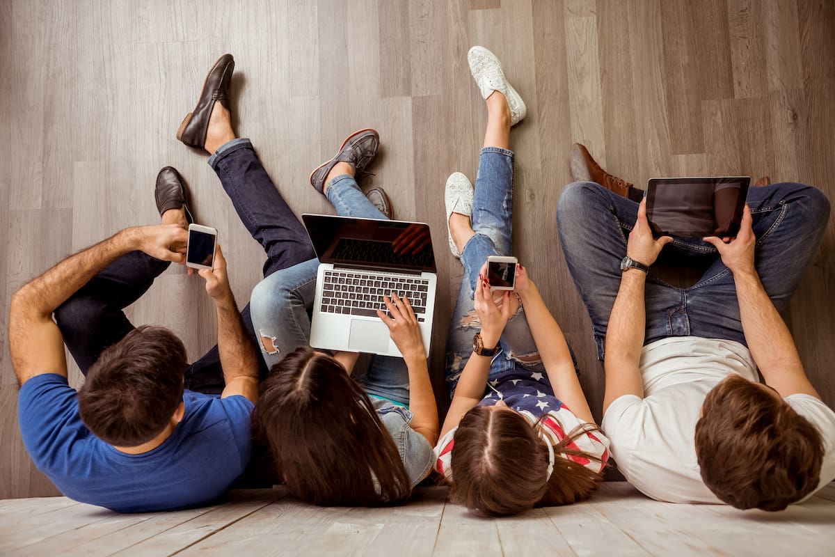 Una ley brasileña que busca proteger a los menores de contenidos en línea adictivos, violentos y pornográficos entró en vigor esta semana, y los expertos la califican como un hito en la protección de niños y adolescentes.